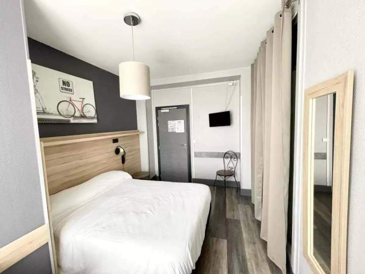 Shower, Toilet, TV, Fridge, Microwave - €75