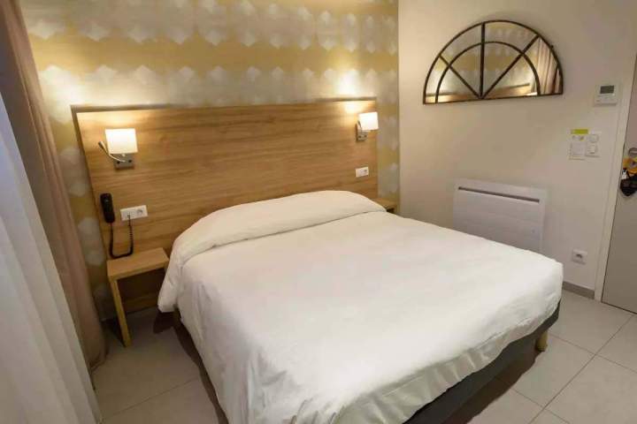 Shower, Toilet, TV, Fridge, Microwave, Air Conditioning - €79