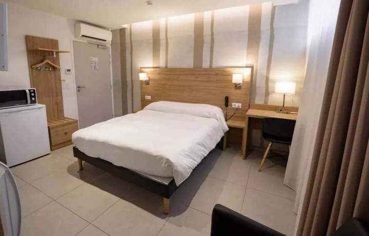 Shower, Toilet, TV, Fridge, Microwave, Air Conditioning - €85